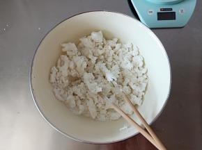 将糯米粉，澄粉，猪油，开水一起倒入面盆搅拌成絮状