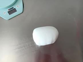 揉成团，多揉一会，面团的延展性会更好