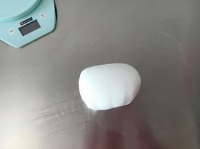 揉成团，多揉一会，面团的延展性会更好