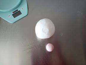 取其中20克面团加入红曲粉揉成红色面团，剩下的大面团加入一点点红曲粉揉成肉粉色(我加的有点少了，看不出来)