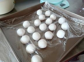 大面团分成16克一份的小面团滚圆