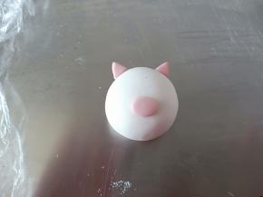 再取适量红色面团做猪鼻子