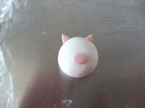 再取适量红色面团做猪鼻子