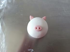 用牙签圆的一头压出猪鼻孔，不要压通哦