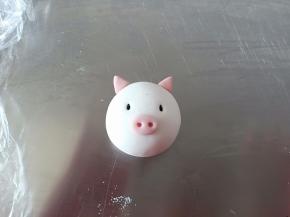 黑芝麻做猪猪的眼睛，稍微压一下，防止煮的时候掉下来