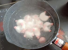 大火烧开水后下入汤圆，改小火
