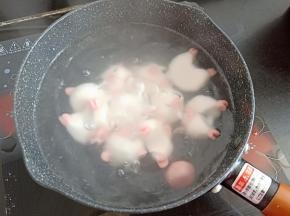 大火烧开水后下入汤圆，改小火