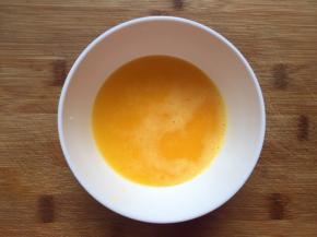 剩下的橙汁去皮，榨成橙汁，取75克