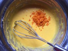 倒入橙皮屑，搅拌均匀