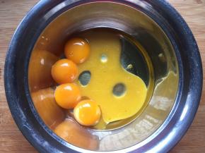 蛋黄和玉米油，橙汁混合搅拌均匀