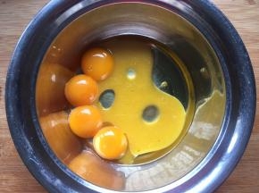 蛋黄和玉米油，橙汁混合搅拌均匀