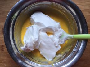 分一半蛋白到蛋黄糊中，翻拌均匀