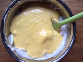 再倒回蛋白盆中，继续翻拌均匀