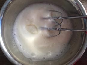 继续中速打发至粗泡消失，加入三分之一白砂糖