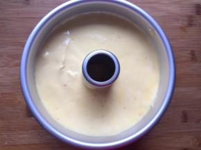 倒入模具中，左右轻轻摇晃，将蛋黄糊摇平，平震两下，震出气泡，放入预热好的烤箱，150度60分钟，中下层