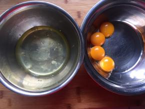 鸡蛋分离，蛋白盆中应无油无水无蛋黄