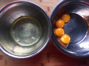 鸡蛋分离，蛋白盆中应无油无水无蛋黄