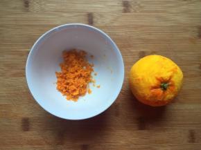 将橙子洗干净，把皮刮下来，不要刮到里面