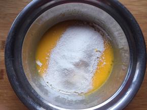 筛入低筋面粉Z字型搅拌至无颗粒状态