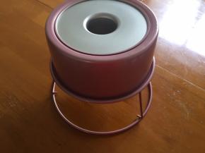 出炉震两下，震出热气，倒扣冷却再脱膜