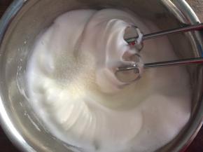 然后高速打发至有纹路状态，加入最后的白砂糖
