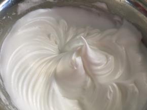 继续高速打发至拉起打蛋头，蛋白直立状态