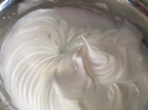 继续高速打发至拉起打蛋头，蛋白直立状态