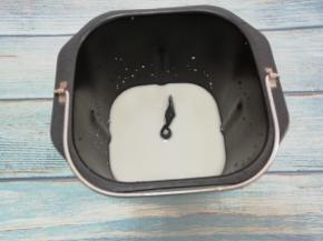 把牛奶倒入面包桶中