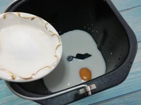 盐倒入面包桶的另一角