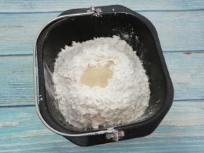 最后把酵母放在面粉的中间