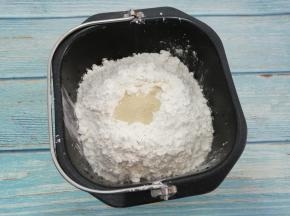 最后把酵母放在面粉的中间