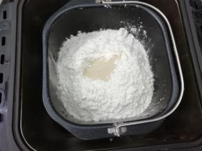 然后把面包桶放在面包机中，按揉面程序20分钟