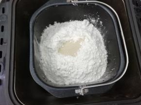 然后把面包桶放在面包机中，按揉面程序20分钟