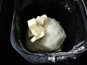 然后再加入黄油揉15分钟能抻出有韧性的薄膜
