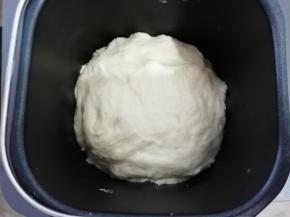 取出整理一下，再放入面包桶中进行第一次发酵