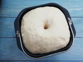 发酵好的面团，用手指沾少许面粉，搓个洞，不回缩