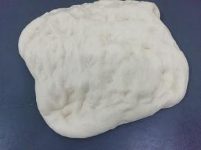 将发酵好的面团取出来放在桌子上排气