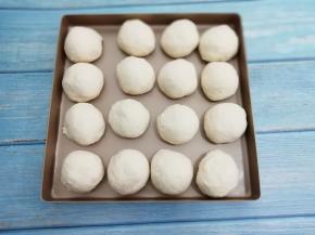 将面团分成16个均等的小面团，然后滚圆盖上保鲜膜饧十五分钟