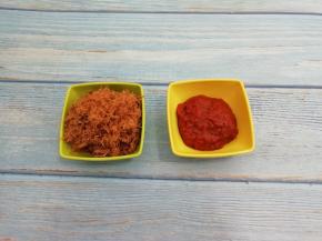 准备肉松和辣椒酱