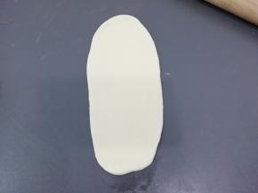 饧好的面团取出来擀成长形