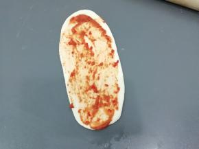 然后用勺子均匀的抹上辣椒酱