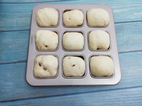 然后放入模具中收口朝下，进行第二次发酵