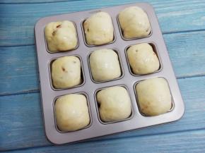 发酵好的面团上面刷上一层鸡蛋液，然后放入提前预热好的烤箱中180度，中层烤20分钟，过五分钟盖上锡纸，防止颜色过重