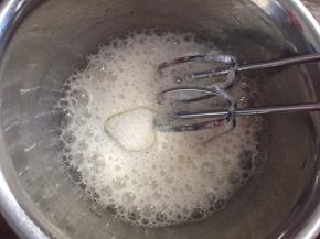 蛋白加入柠檬汁，低速打发至粗泡状态，加入三分之一白砂糖