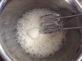 蛋白加入柠檬汁，低速打发至粗泡状态，加入三分之一白砂糖