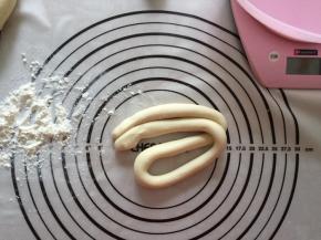 来回折叠，再次搓成长条，反复三次，这样是为了面团更好的排气