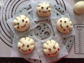 做出眼睛嘴巴，贴上即可，放入蒸锅中静置20分钟，冷水上锅，大火煮沸，水煮沸以后关至中小火，蒸10到12分钟左右，蒸好以后不要马上开盖，闷三分钟再拿出