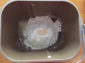 将主材料全部放入面包机中，和面20分钟