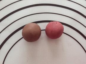 剩下的面团揉进可可粉和红丝绒粉