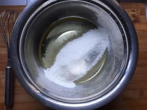 筛入低筋面粉搅拌均匀